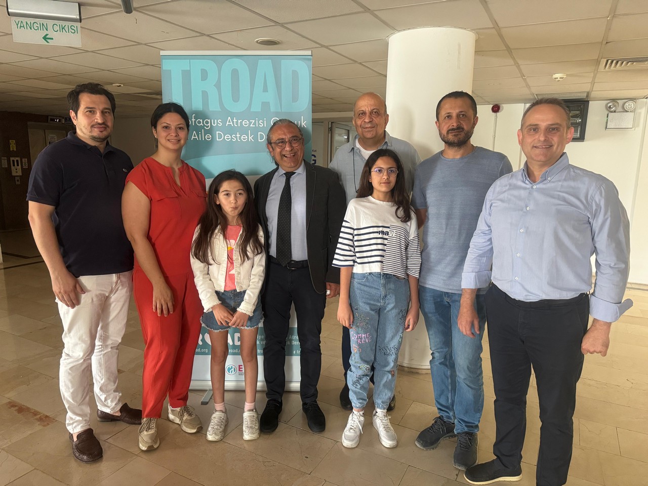 İzmir'de yemek borusu tıkanıklığı hastası çocukların aileleri uzmanlarla buluştu