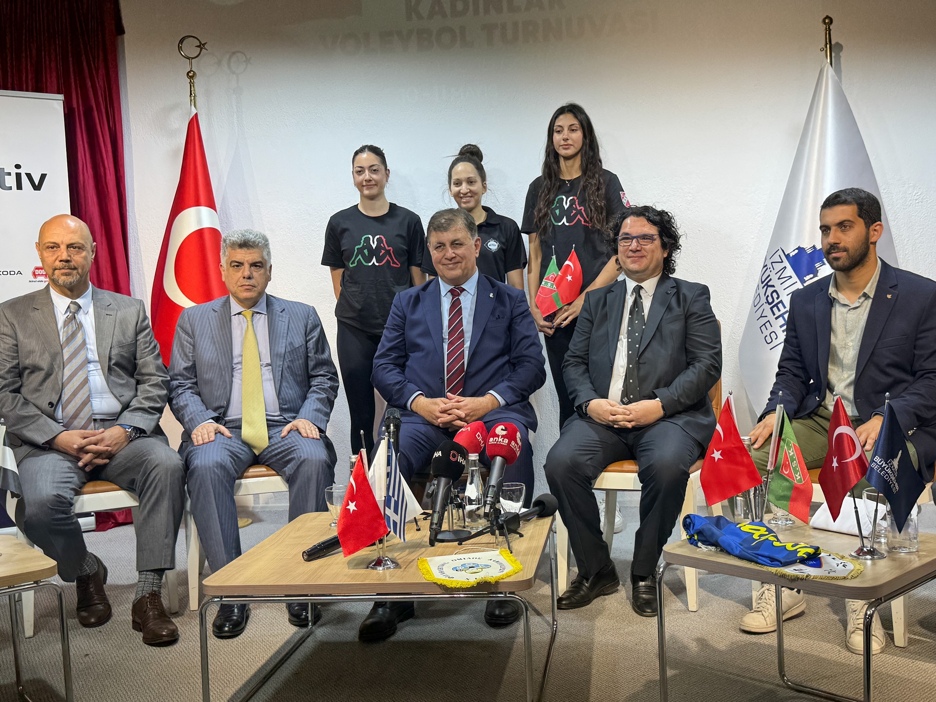 Sakız Adası'nda düzenlenecek voleybol turnuvasının tanıtım toplantısı İzmir'de yapıldı