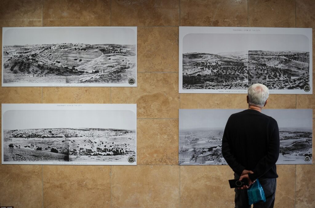 İzmirli koleksiyoner İsrail'e tepki için barışı kartpostallarla hatırlatıyor
